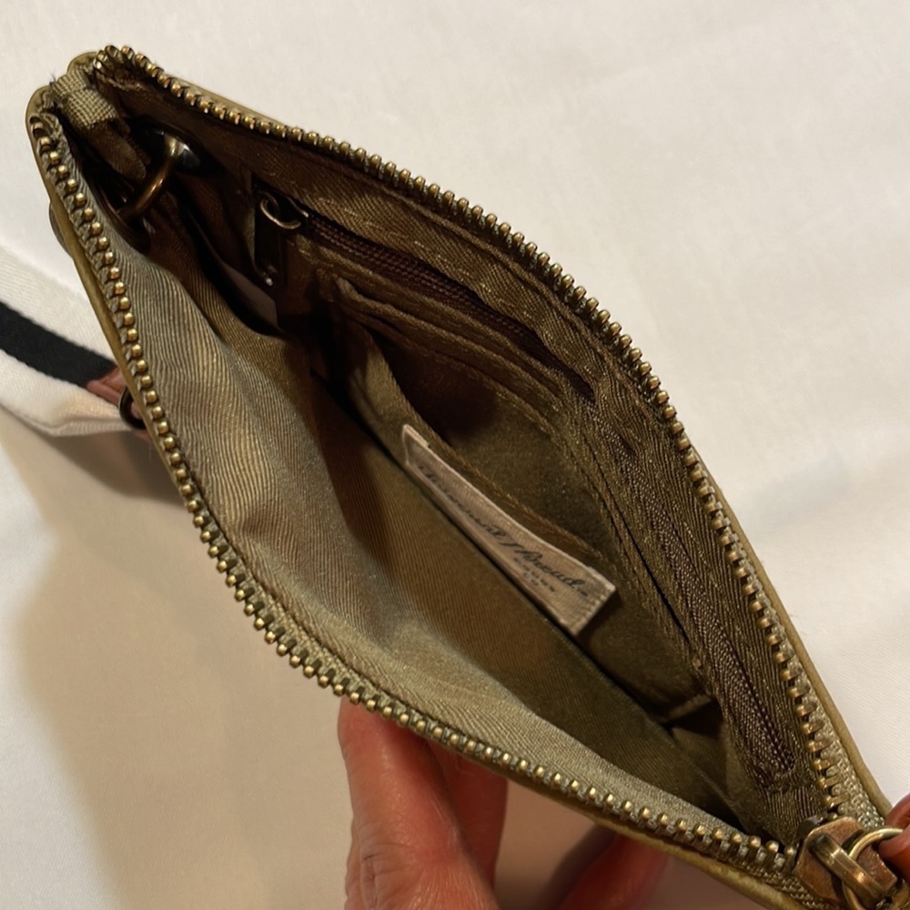 UNIVERSAL THREAD Green zippered wristlet - Picture 4 of 11